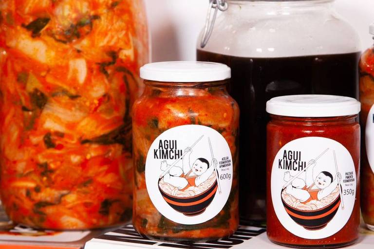 Dery Lima prepara kimchi orgânico no Agui Kimchi