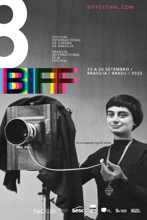 cartaz mostra foto em preto e branco da cineasta Agnes Varda com uma câmera antiga. 