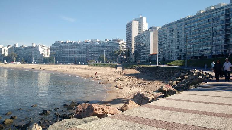 Vista da praia de Montevidéu, no Uruguai, com prédios ao fundo
