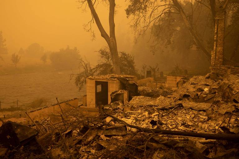 Propriedade em ruínas após incêndio na Califórnia
