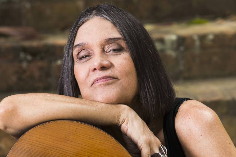Em foto colorida, a cantora e compositora Joyce Moreno posa para a câmera
