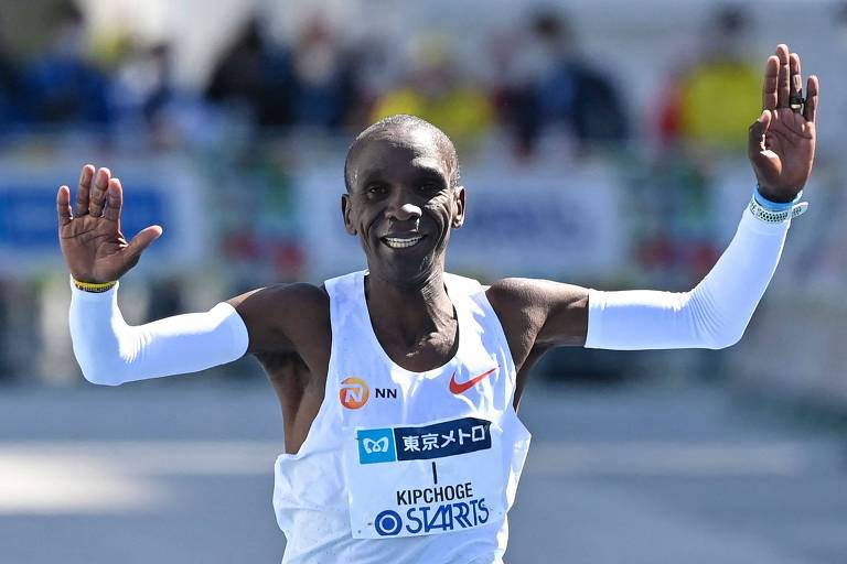 Eliud Kipchoge comemora a vitória na Maratona de Tóquio em 6 de março de 2022