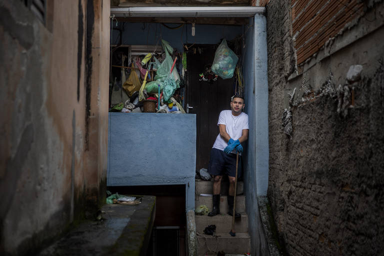 O influenciador Guilherme Gomes oferece limpeza solidária na casa de pessoas com depressão