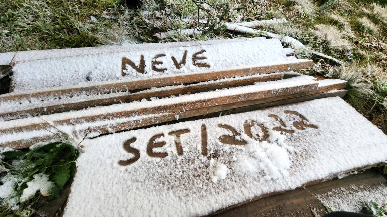 Neve cai em madeira, onde escreveram Neve set/2022