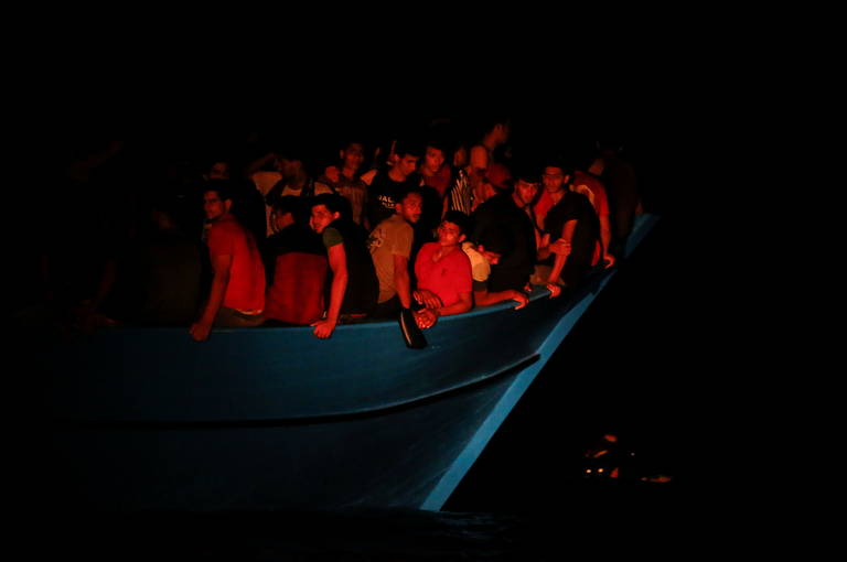 Barcos lotados de migrantes expõem crise humanitária no Mediterrâneo