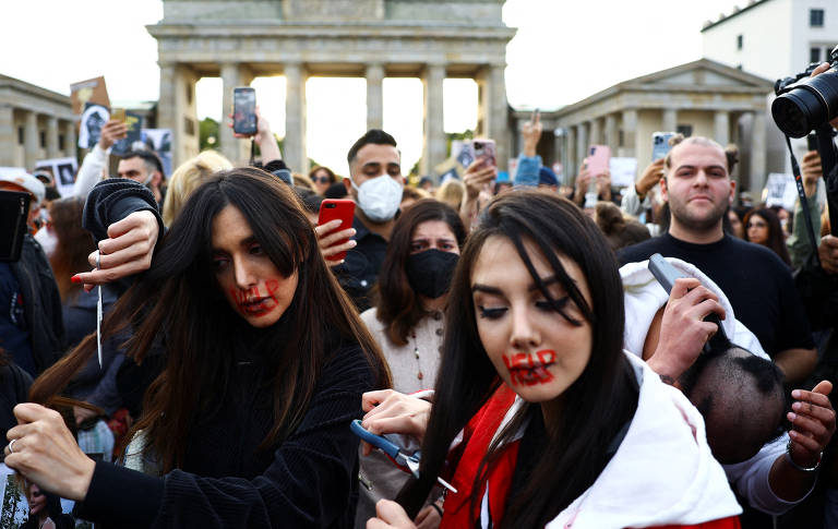 Celebridades francesas cortam cabelo em protesto por iraniana morta