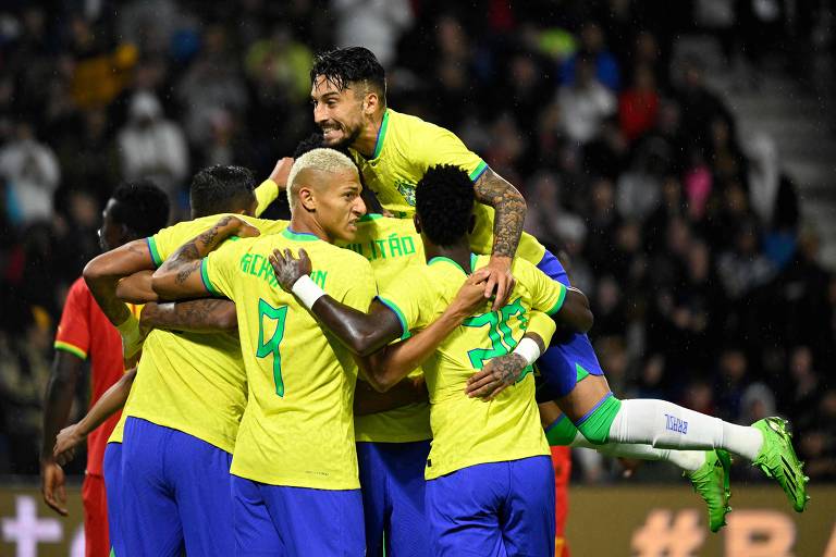 Jogadores da seleção brasileira comemoram gol em partida contra Gana