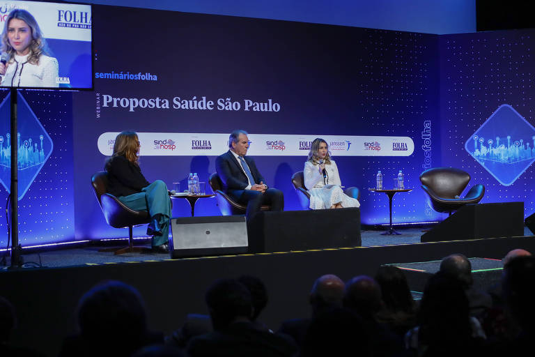 Cláudia Collucci, mediadora e repórter especial da Folha, Francisco Balestrin, presidente do SindHosp e Gabriela Almeida, diretora da Janssen Brasil