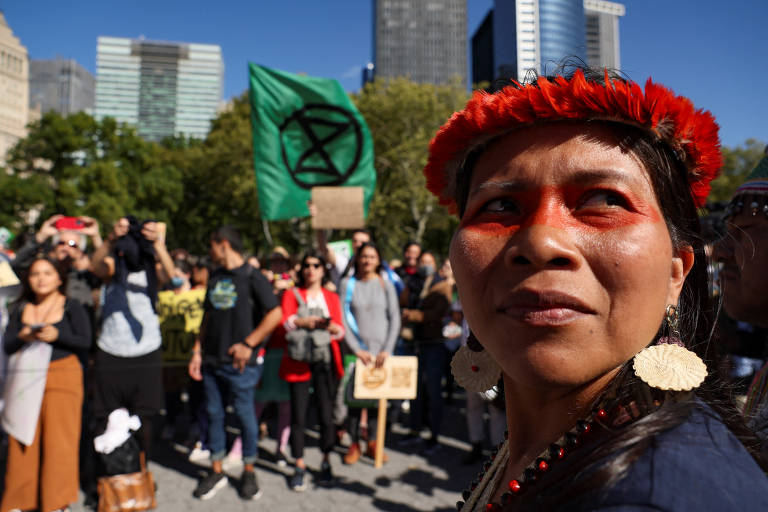 Liderança indígena Nemonte Nenquimo, do Equador, durante a marcha do clima em Nova York nesta sexta (23)