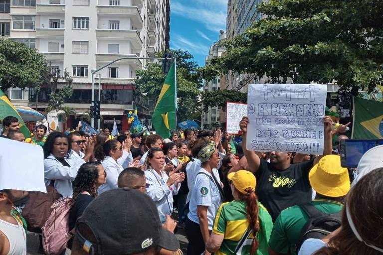 Enfermeiros protestam no ato do 7 de Setembro, no Rio, em defesa do piso salarial da categoria