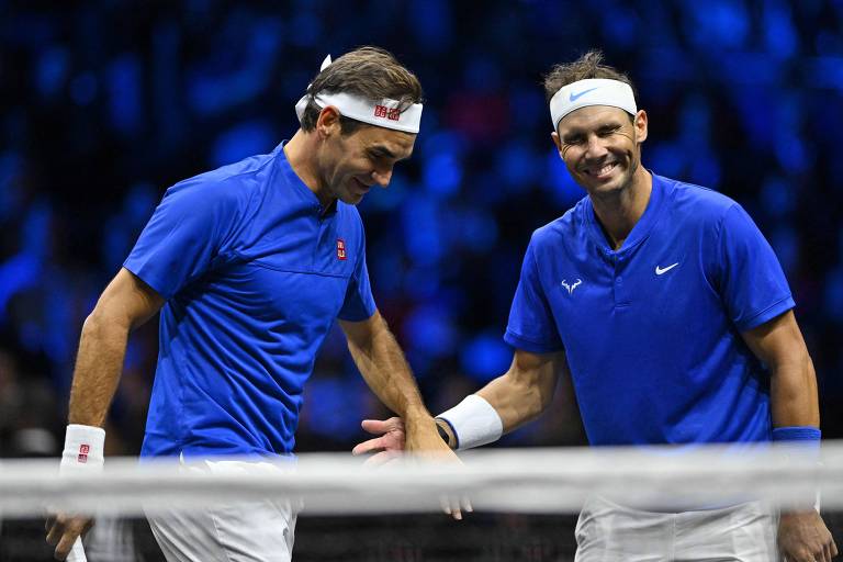 Roger Federer se despede do tênis abraçado a Rafael Nadal