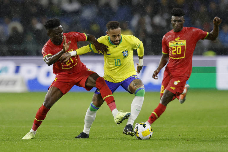 Neymar dribla dois adversários durante amistoso contra a seleção de Gana