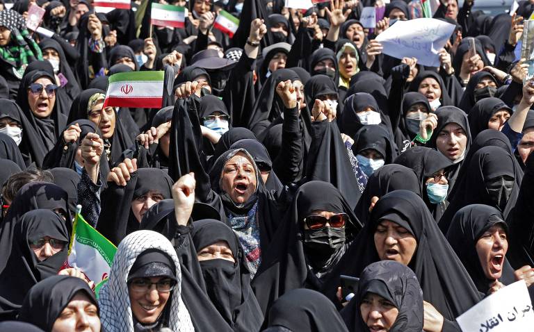 Iranianos que apoiam governo se manifestam a favor do véu e do regime islâmico