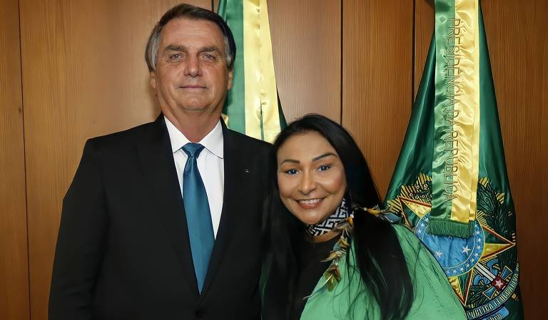 Silvia Waiãpi (PL-AP), por outro lado, é defensora de Bolsonaro e suas políticas. "Minhas pautas são para defender o Norte do Brasil, a segurança energética e desenvolvimento econômico para fazer da Amazônia, dentro de suas possibilidades, uma Amazônia agricultável, com acesso aos recursos naturais, respeito com os ribeirinhos e respeito com os garimpeiros", diz
