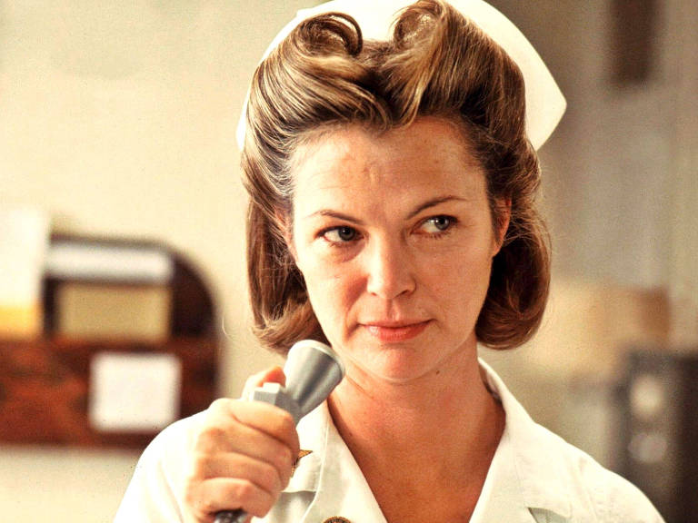 A atriz Louise Fletcher interpretando a enfermeira Ratched no filme 'Um Estranho no Ninho'