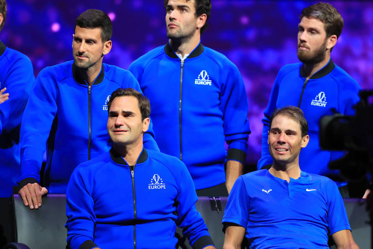 Roger Federer (à esq.) ao lado de Rafael Nadal após a última partida do tenista suíço