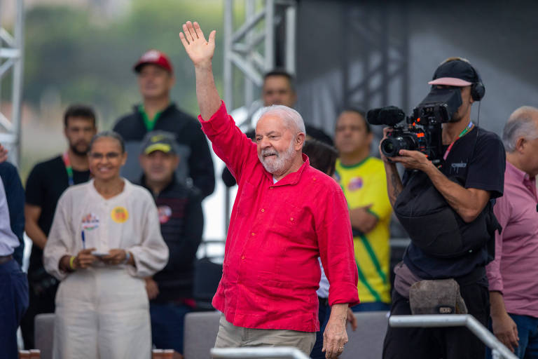 O ex-presidente Lula (PT) durante comício no Grajaú neste sábado (24)