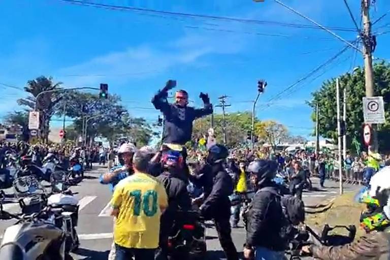 Jair Bolsonaro e Tarcísio de Freitas durante motociata em Campinas (SP)