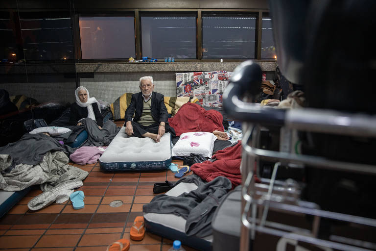 A família montou um acampamento improvisado no terminal 2 do aeroporto; dois dias depois, foram levados para um centro de acolhida temporário