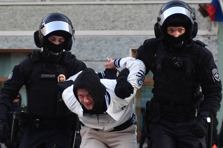 Policiais prendem manifestante contrário à mobilização em São Petersburgo