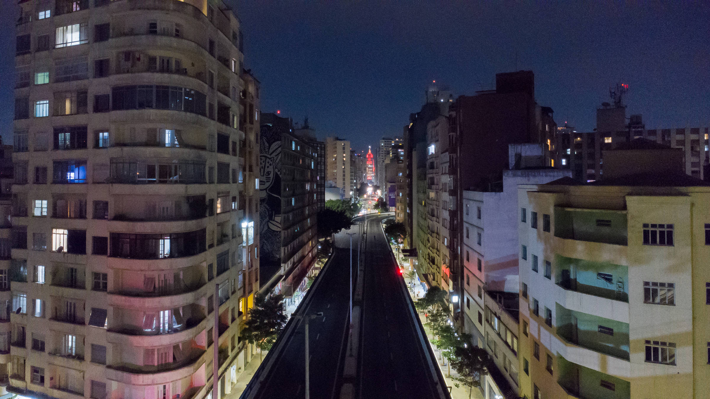 Veja karaoke paulistano com vista para o centro da cidade - 22/01/2020 -  Karaoke - Fotografia - Folha de S.Paulo