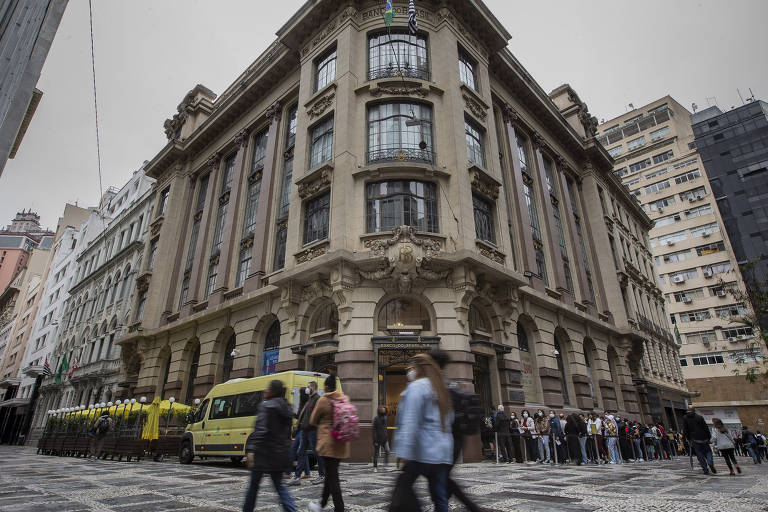 Fila para entrar nas exposições do Centro Cultural Banco do Brasil (CCBB)