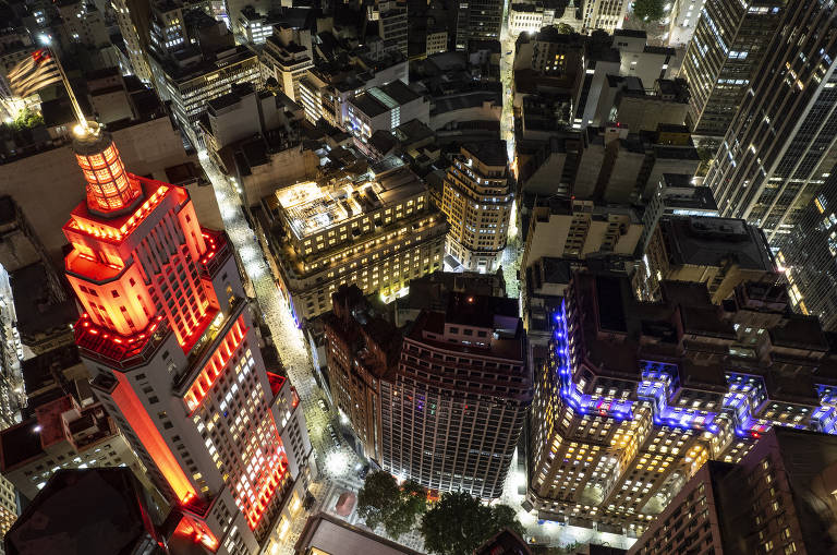 Veja karaoke paulistano com vista para o centro da cidade - 22/01/2020 -  Karaoke - Fotografia - Folha de S.Paulo