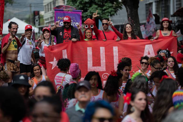 Apoiadores de Lula aguardam a chegada do ex-presidente ao ato na quadra da Portela, no Rio de Janeiro