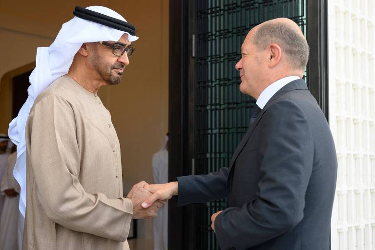 O líder dos Emirados Árabes Unidos, o xeque Mohamed bin Zayed al-Nahyan, cumprimenta o premiê alemão, Olaf Scholz, no Palácio de al-Shati, em Abu Dhabi