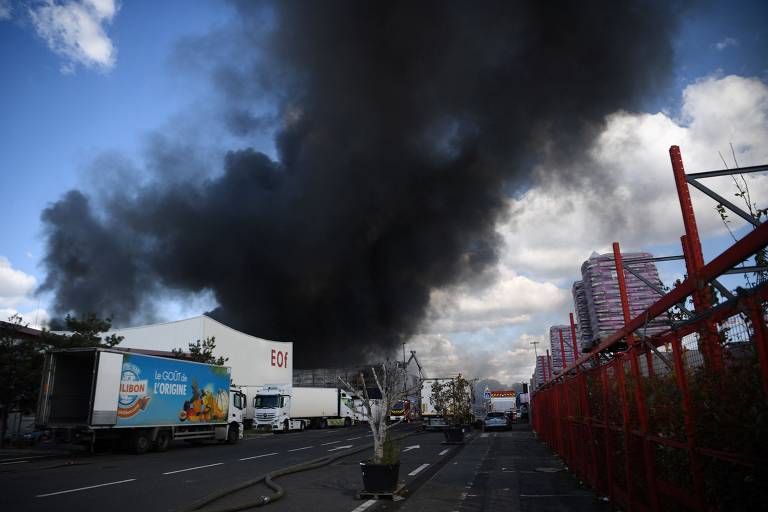 Incêndio arrasa Rungis, maior feira mundial de produtos frescos, perto de Paris; veja imagens