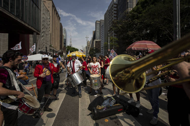 Blocos de Carnaval se reúnem na avenida Paulista, neste domingo (25), em apoio à candidatura de Lula
