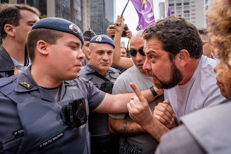 Policiais militares e Guilherme Boulos (PSOL) durante confusão na avenida Paulista