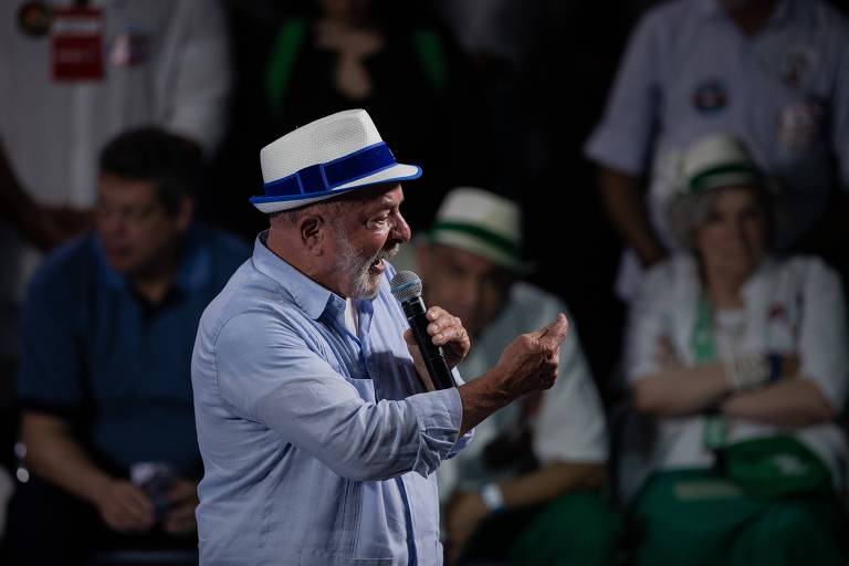 O ex-presidente Lula (PT) durante ato no Rio de Janeiro neste domingo (25)