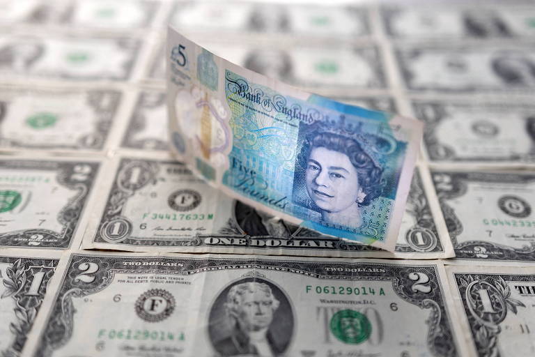 Cédula de libra britânica sobre notas de dólar americano