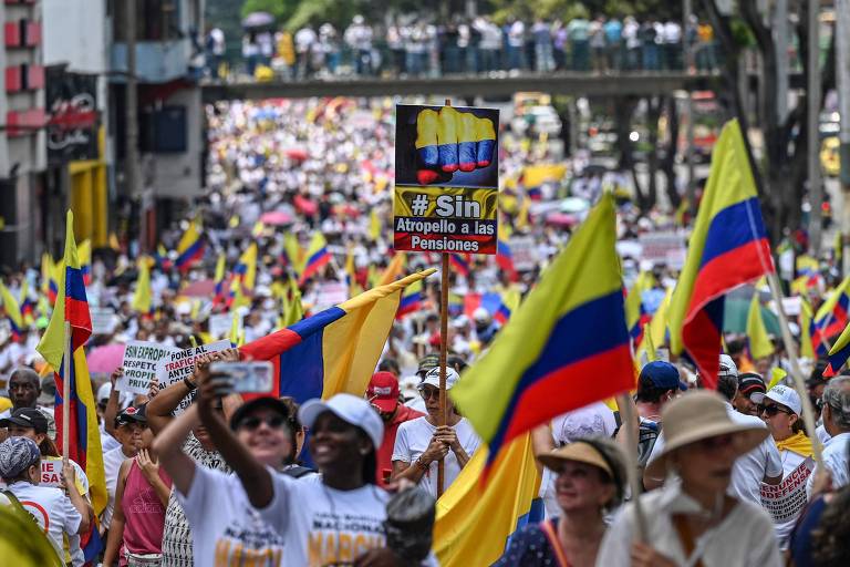 Colômbia registra protestos contra reforma tributária proposta por Gustavo Petro