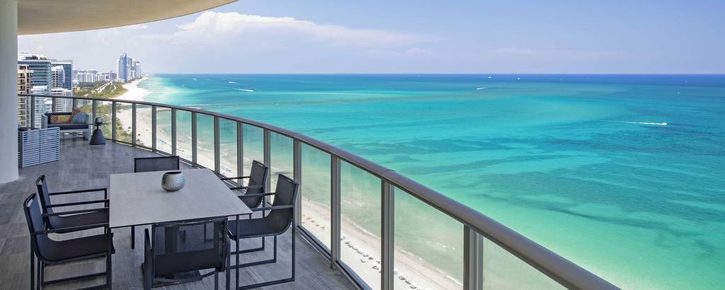 Terraço com uma mesa e quatro cadeiras em suíte no hotel St Regis, em Bal Harbour, Miami, com vista para o mar 