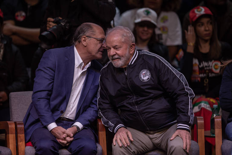 O candidato à presidência, Luiz Inácio Lula da Silva (PT), durante comício com Geraldo Alckmin, vice na chapa