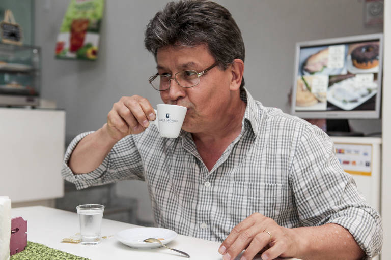 Imagem mostra homem bebendo café em xícara
