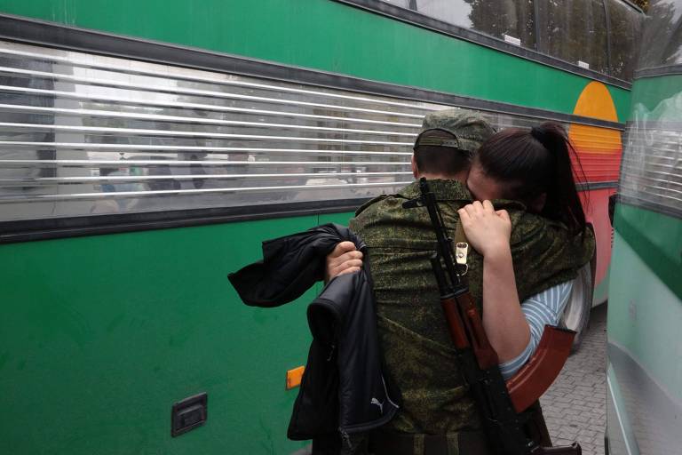Jovem abraça reservista convocado para a Guerra da Ucrânia em Sebastopol, na Crimeia