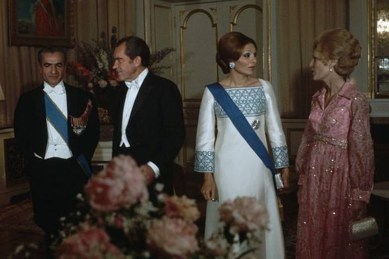 Cena de Estado no palácio do xá Mohamed Reza Pahlevi, em Teerã, com a presença do então presidente dos Estados Unidos, Richard Nixon e sua esposa Pat (de rosa), que aparece conversando com a imperatriz Farah