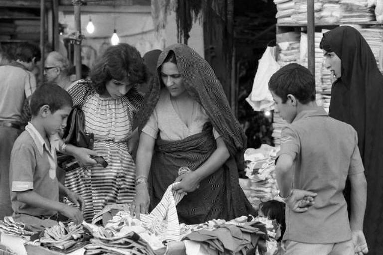 Comércio de roupas nas ruas de Teerã em 26 de agosto de 1978