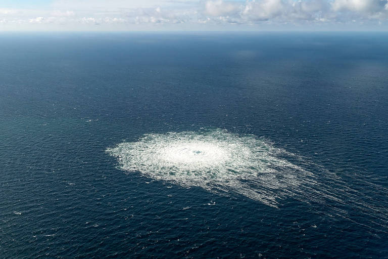 Foto divulgada pela Dinamarca mostra o vazamento de gás do Nord Stream 1 chegando à superfície do mar Báltico