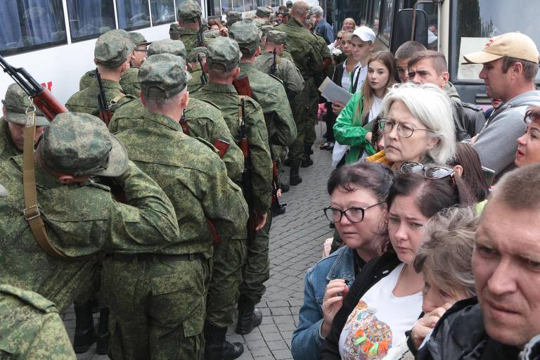 Famílias se despedem de convocados em mobilização da Rússia