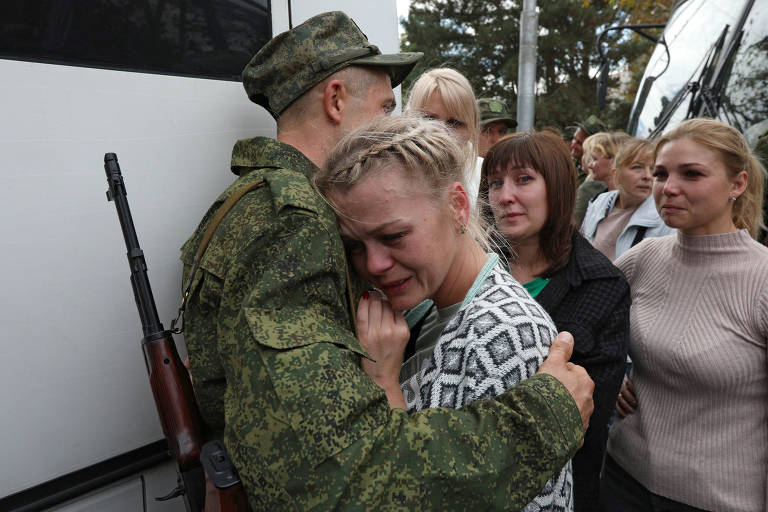 Famílias se despedem de convocados em mobilização da Rússia