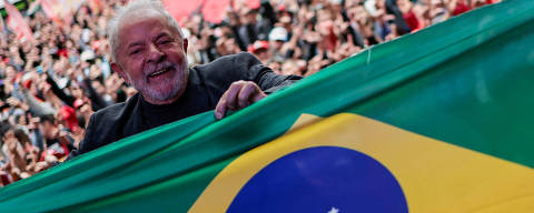 Former Brazilian President and presidential candidate Luiz Inacio Lula da Silva holds a Brazilian flag during a rally in Curitiba, Brazil, September 17, 2022. REUTERS/Ueslei Marcelino ORG XMIT: HFS-GGG-UMS08