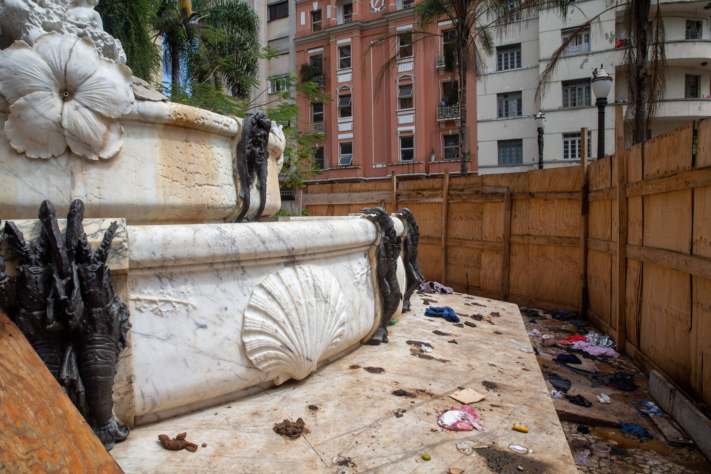 Praça em SP vira motel após dispersão da cracolândia - 28/09/2022 -  Cotidiano - Folha