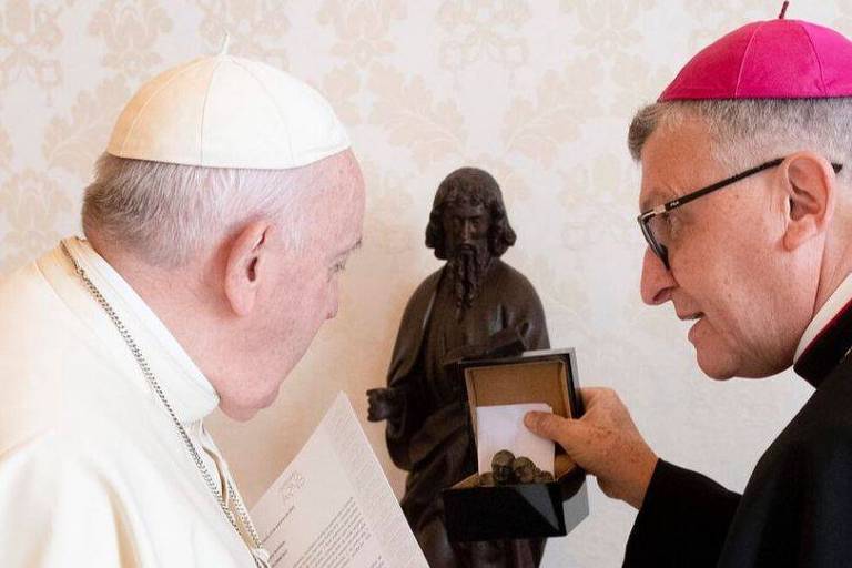 Papa Francisco recebe estatueta de dom Paulo Evaristo Arns e Paulo Freire