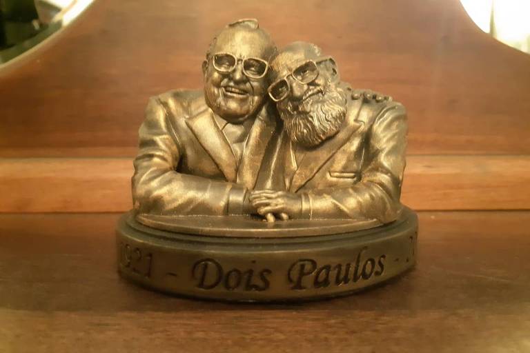   Estatueta do papa Francisco e do educador Paulo Freire
