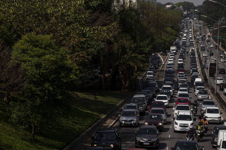 Congestionamento de carros na avenida 23 de Maio, em São Paulo
