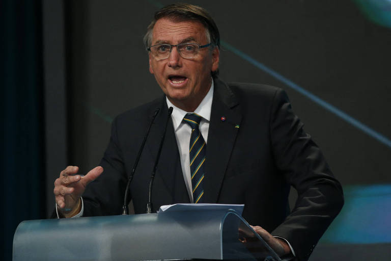 O presidente Jair Bolsonaro fala e gesticula durante debate